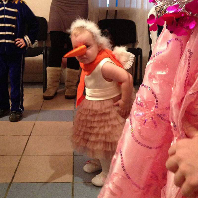 Явно недобрый взгляд у этой девочки, может она задумала похищение Дед Мороза? Фото из интернета.