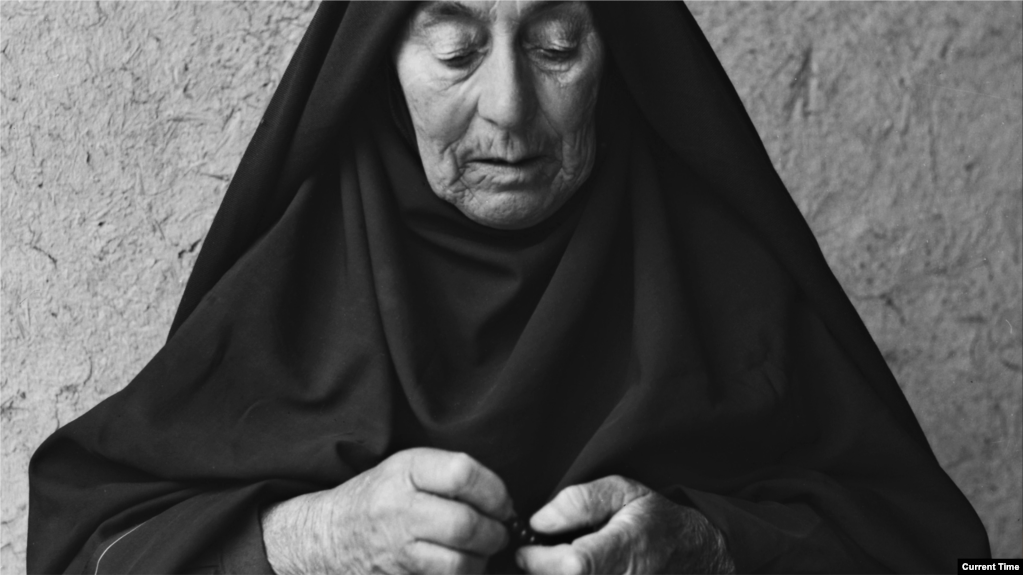 Айшат северный кавказ. Дагестанские бабушки. Мать Дагестан. Дагестан пожилые женщины. Женщина в черном платке пожилая.