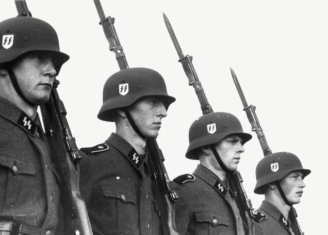 Нацисты оккупировали Нидерланды в мае 1940 года. На тот момент Жанетте Иоханне Шафт исполнилось 19 лет, а сёстрам Труус и Фредди Оверстиген было по 16 и 14