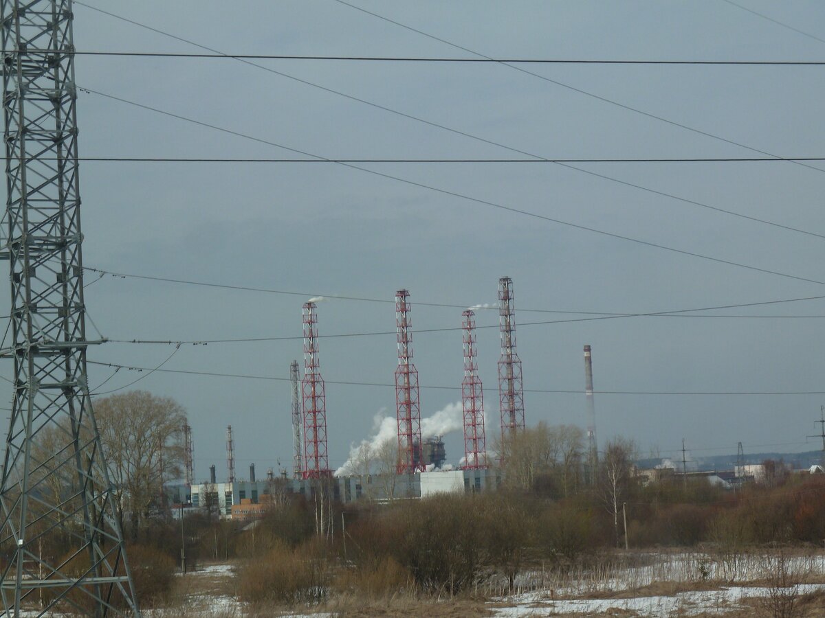 Дымят трубы комбината по производству минеральных удобрений "УРАЛХИМ"