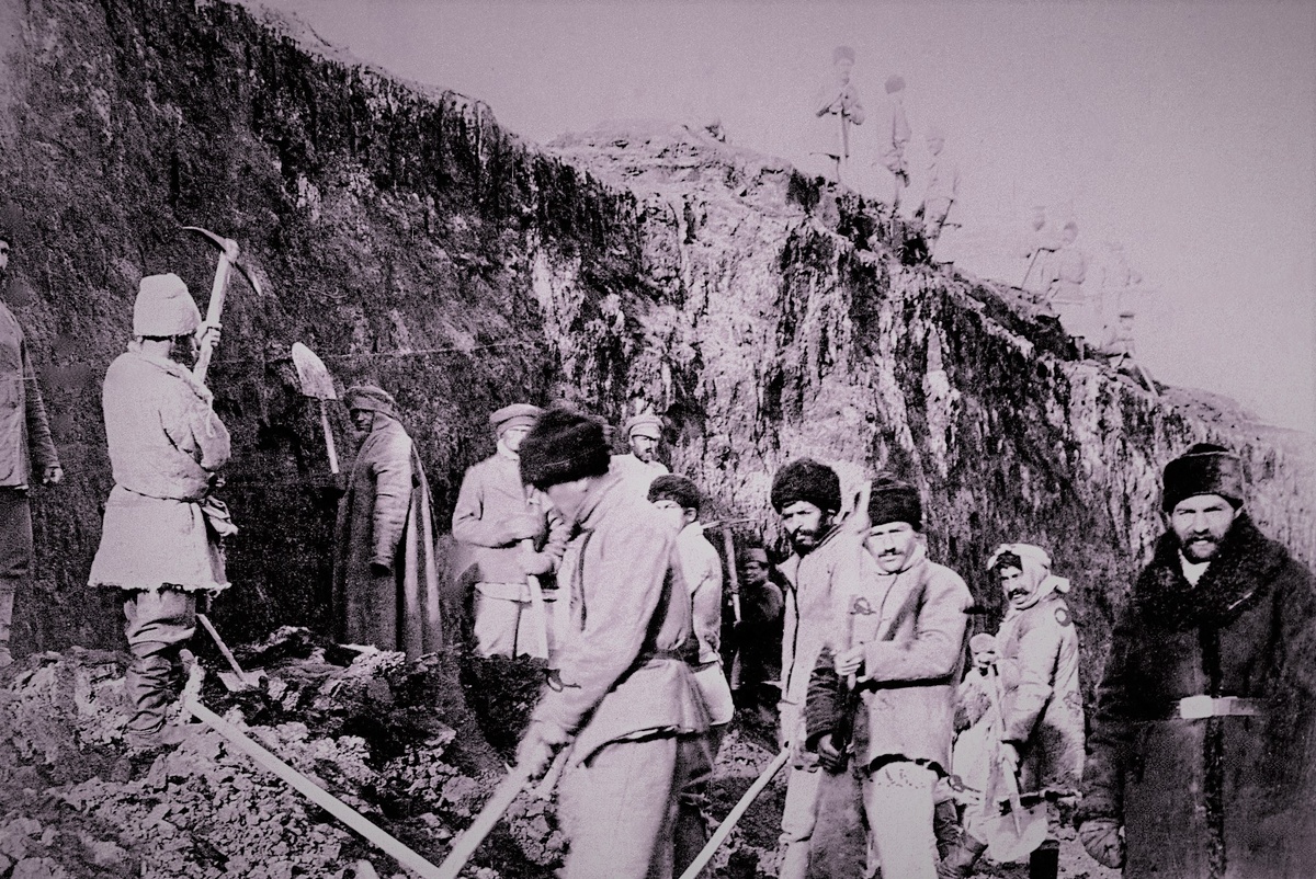 Каторжники в Сибири. Фото - static.life.ru