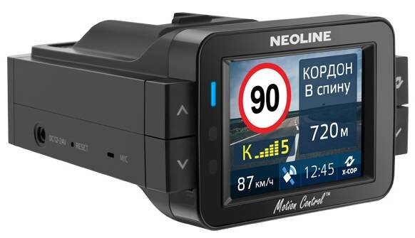 В торце расположен небольшой экран, по бокам которого разместили кнопки управления. Дисплей представлен современной IPS-матрицей с хорошим углом обзора и контрастностью. Изображение на нем отлично видно при любом освещении.