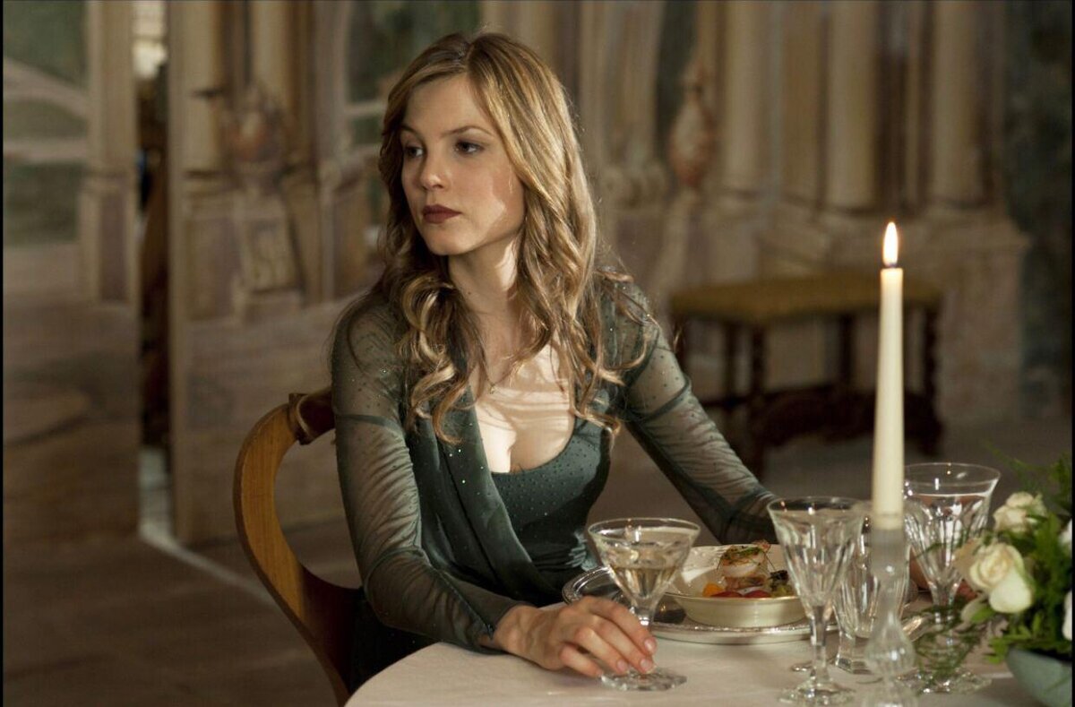 Хочу подметить интересный факт, главную героиню - Клэр сыграла Сильвия Хукс, голландская актриса, впервые игравшая в кино на английском языке. Фото взято с https://www.kinopoisk.ru. 