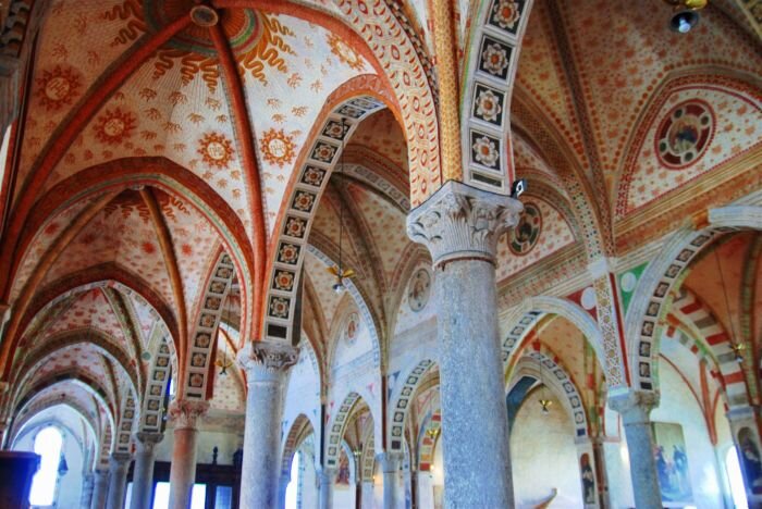 Тайная вечеря находится в монастырской столовой прекрасной церкви Santa Maria delle Grazie в Милане. \ Фото: banjoviaggi.it.