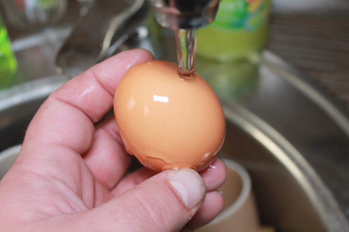 Прилипшая скорлупа на яйце. Как сварить яйцо без скорлупы. Кипятят яичную скорлупу. Варка яиц без скорлупы. Как приготовить яйца без скорлупы