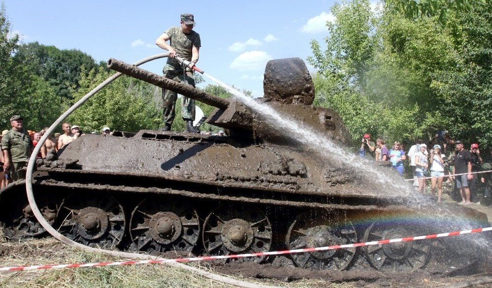 Помывка поднятого со дна Дона танка (источник: https://rg.ru).