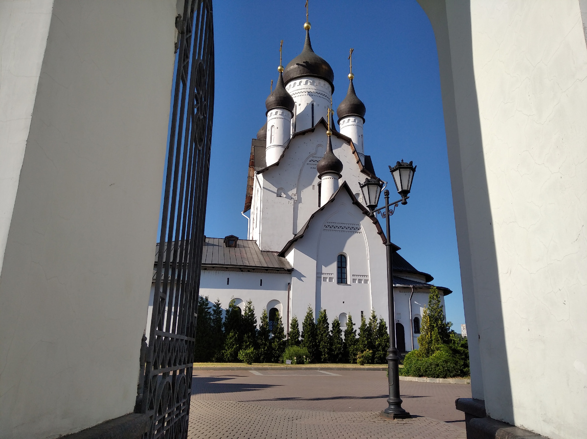 не стало по известной нам причине и настоятеля Храма апостола Петра Протоиерея Александра Воскобойникова.