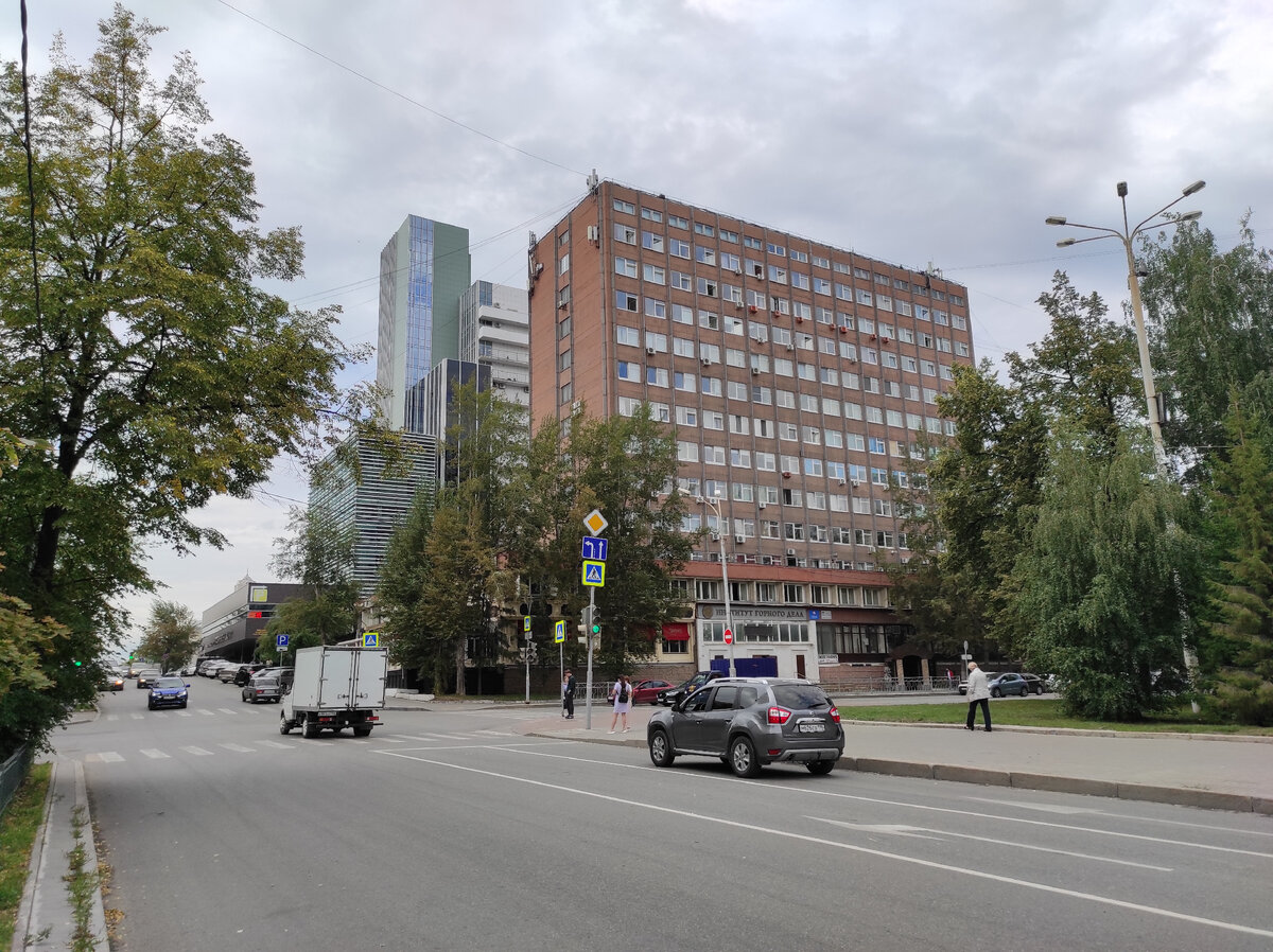 Свердловск - центр горнодобывающего  Урала, поэтому профильное здание должно было быть соответствующим, внушительным.