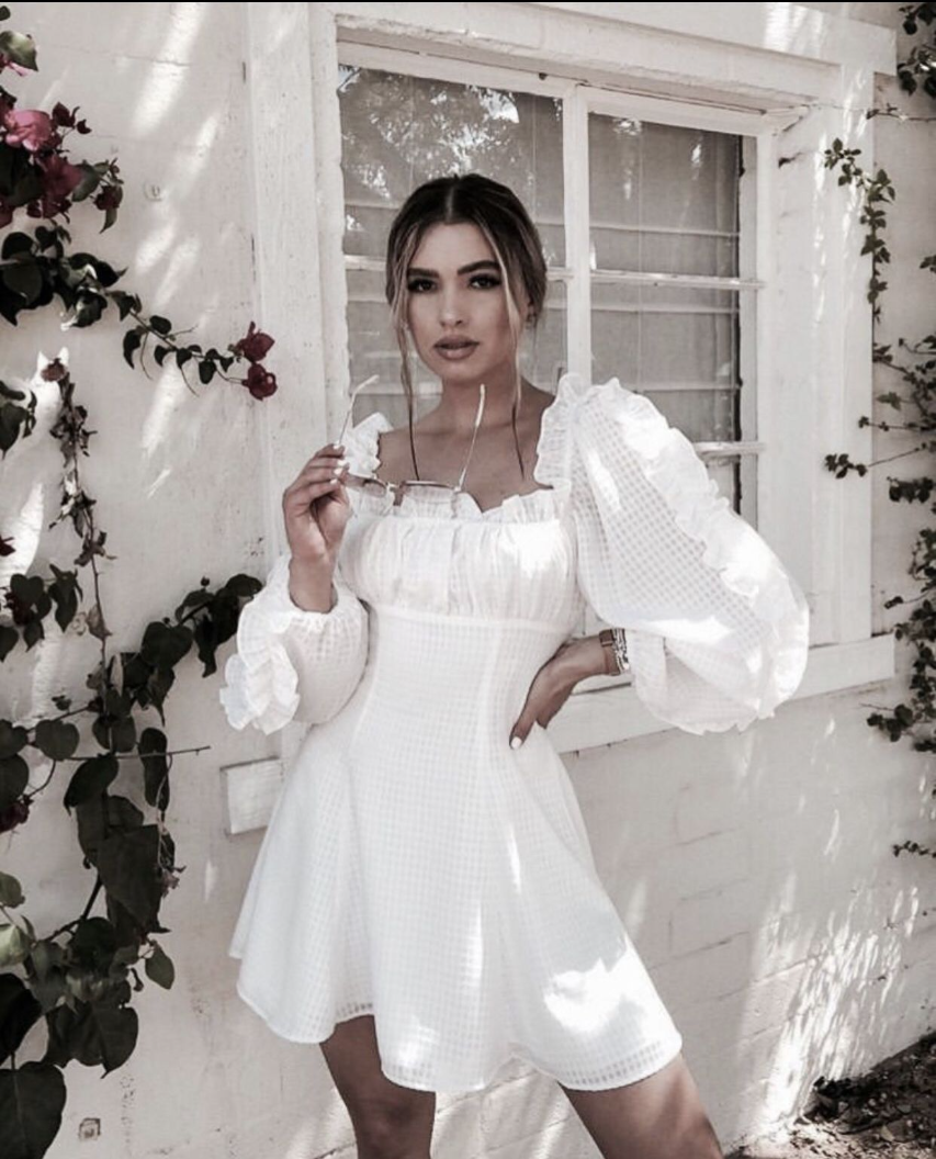 Монохром всегда смотрится дороже принтов. Фото из открытых источников.