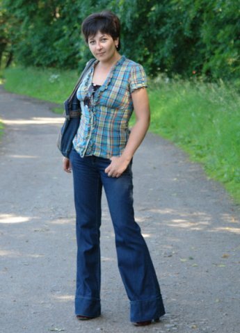 Фото сделано в 2009 году, на нем я улыбаюсь с закрытым ртом, потому что за пол часа до этого, ела булочку и сломала передний зуб! Тогда это был еще собственный, настоящий зуб с обычной пломбой. 