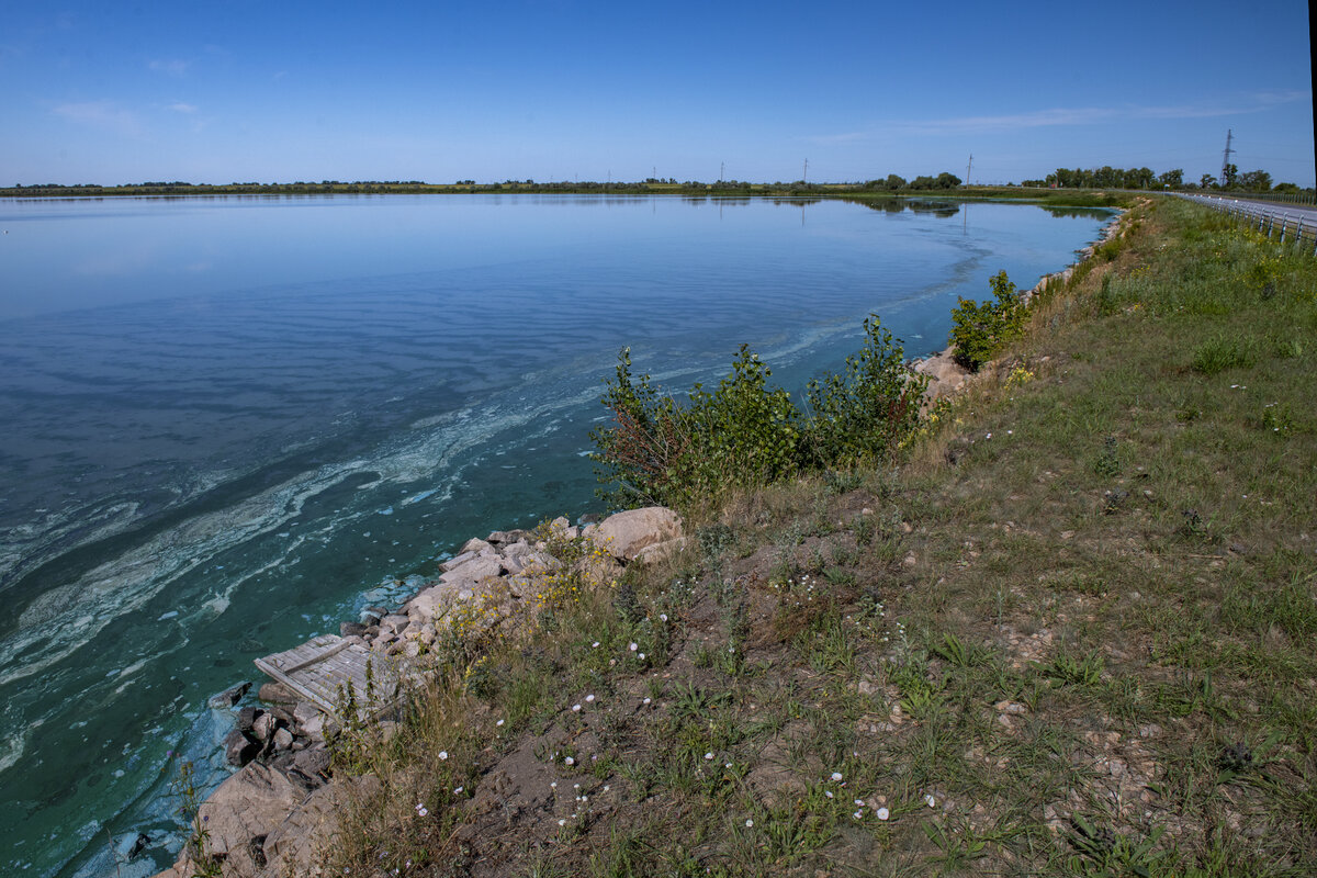 Горькое озеро у дороги. Справа сверху кадра видно трассу, по которой можно доехать до Рубцовска и обратно)))