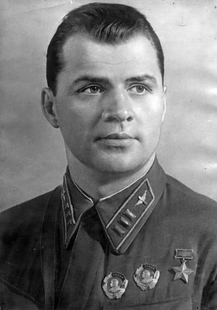Летчики герои. Степан Павлович Супрун. Степан Павлович Супрун 1907-1941. Летчик Супрун дважды герой советского Союза. Герой СССР Супрун Степан.