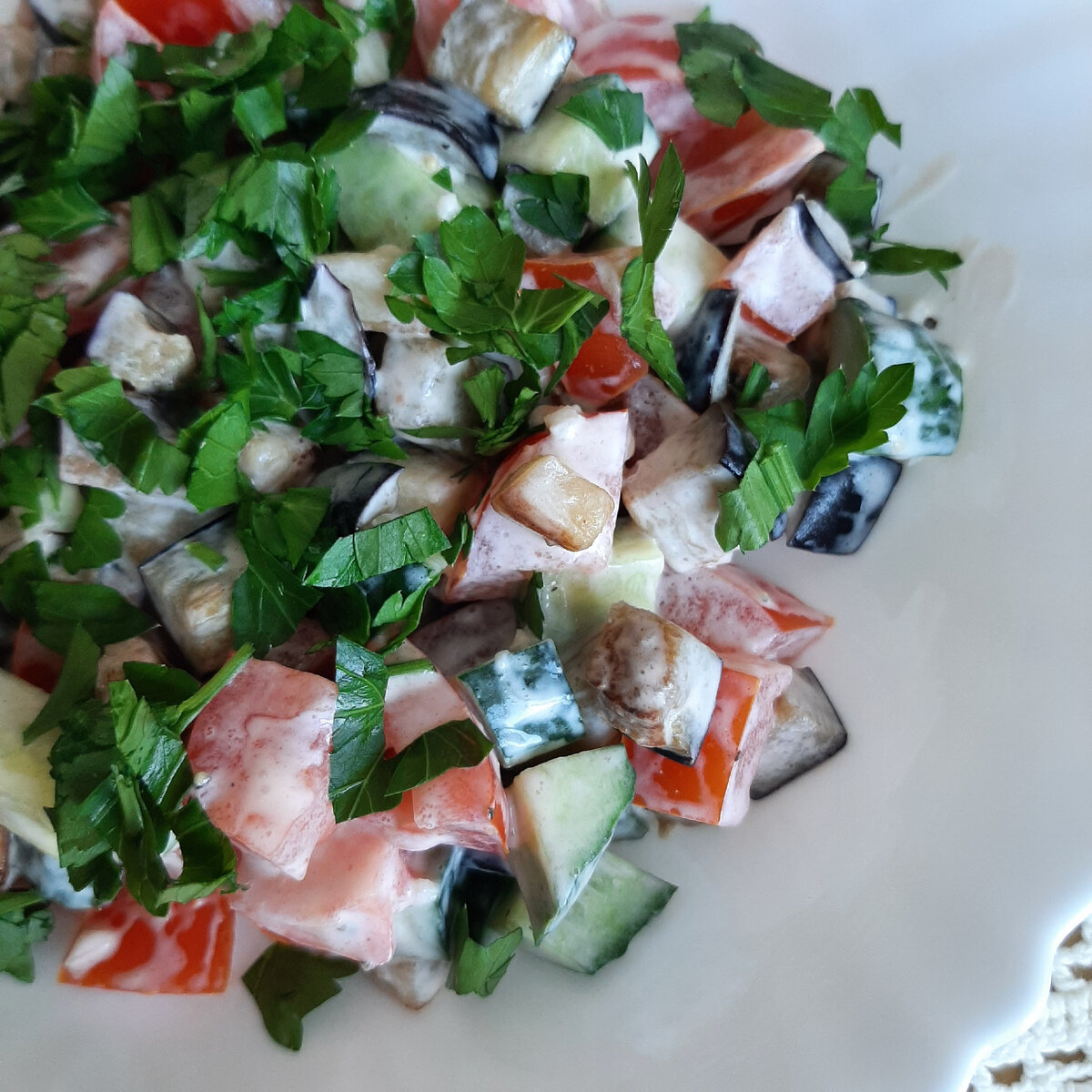 Летний салат с баклажанами, огурцами и помидорами 