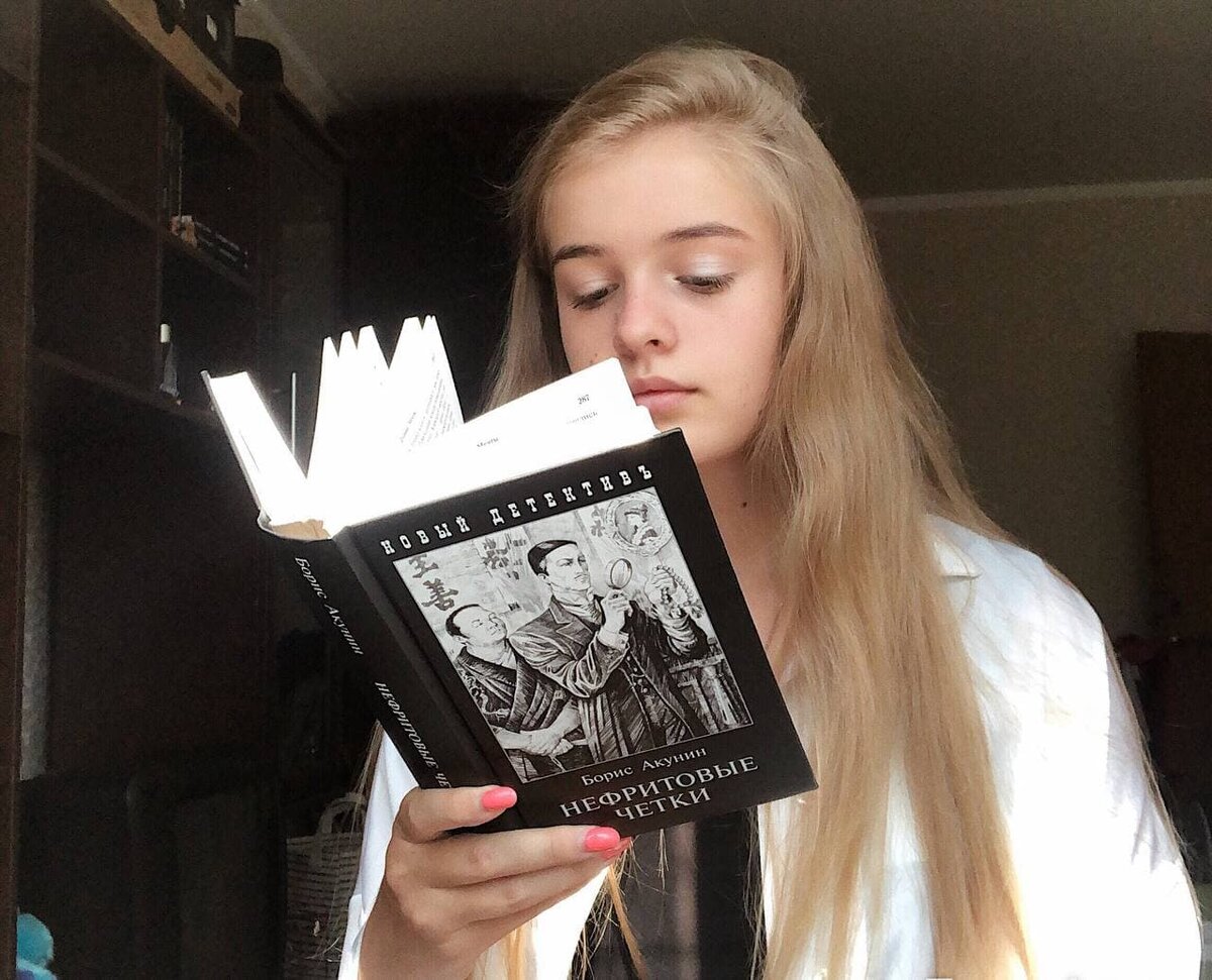 Нам с раннего детства на ложечке преподносят всю мудрость, накопленную человечеством. Каждый день мы слышим: «Тихие воды глубоки», «Пока есть жизнь, есть надежда», «У каждой тучи найдется серебряная подкладка» и прочее подобное, но это все равно что метать бисер перед свиньями. Пока сам не споткнешься об камень, на котором уже падали миллионы раз до тебя, ничего не поймешь и ничему не научишься.