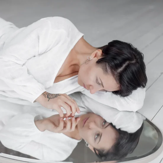 Взглянув на себя в зеркале я поняла, что во мне все еще заложены обиды к родителям