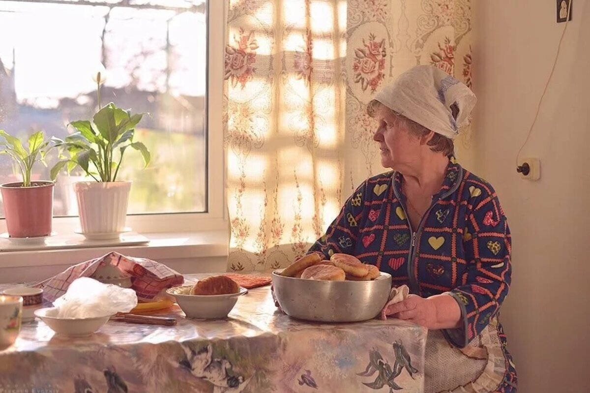 Бабушка можно у тебя пожить 25. Бабушка на кухне. Бабулька с пирожками. Пожилая женщина на кухне. Бабушка стряпает пирожки.