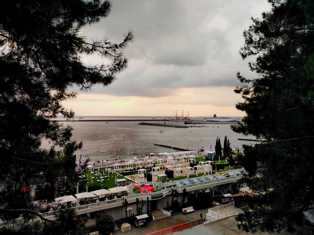 Парусник вдали. Вокруг Сочи уже ходят тучки. Фото автора, вечер 1 сентября 2021г.