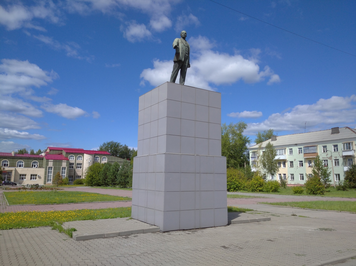 Красноуральск свердловская область. Площадь памятник Ленина Красноуральск. Красноуральск достопримечательности. Красноуральск школа 1. Постамент Ленину Объячево.