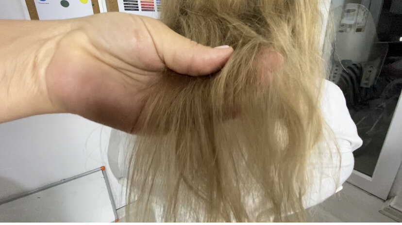 Неокрашенный пористые волосы выглядят не лучше блондированных