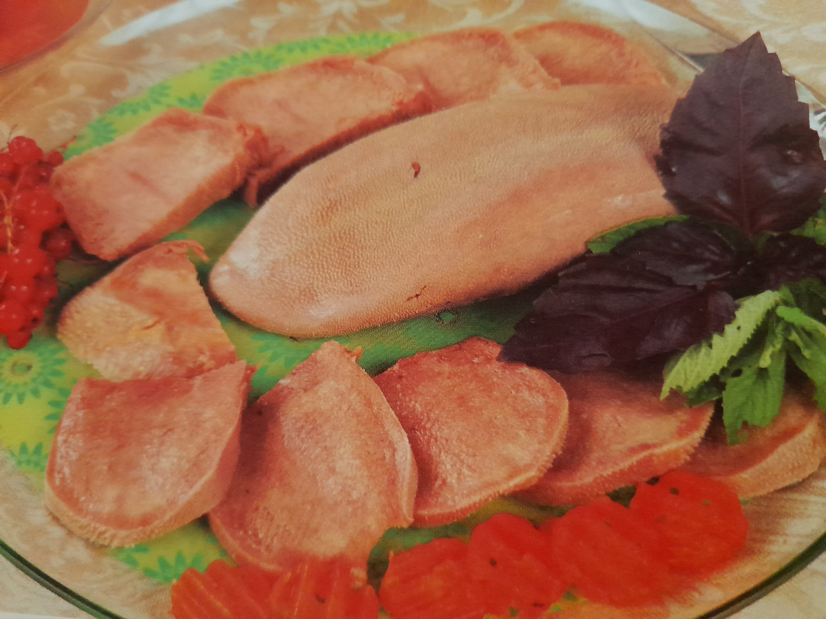 1 кг. языка , 2 луковицы , 1 морковь , соль , перец , лавровый лист , чеснок , зелёный горошек , зелень по вкусу . 