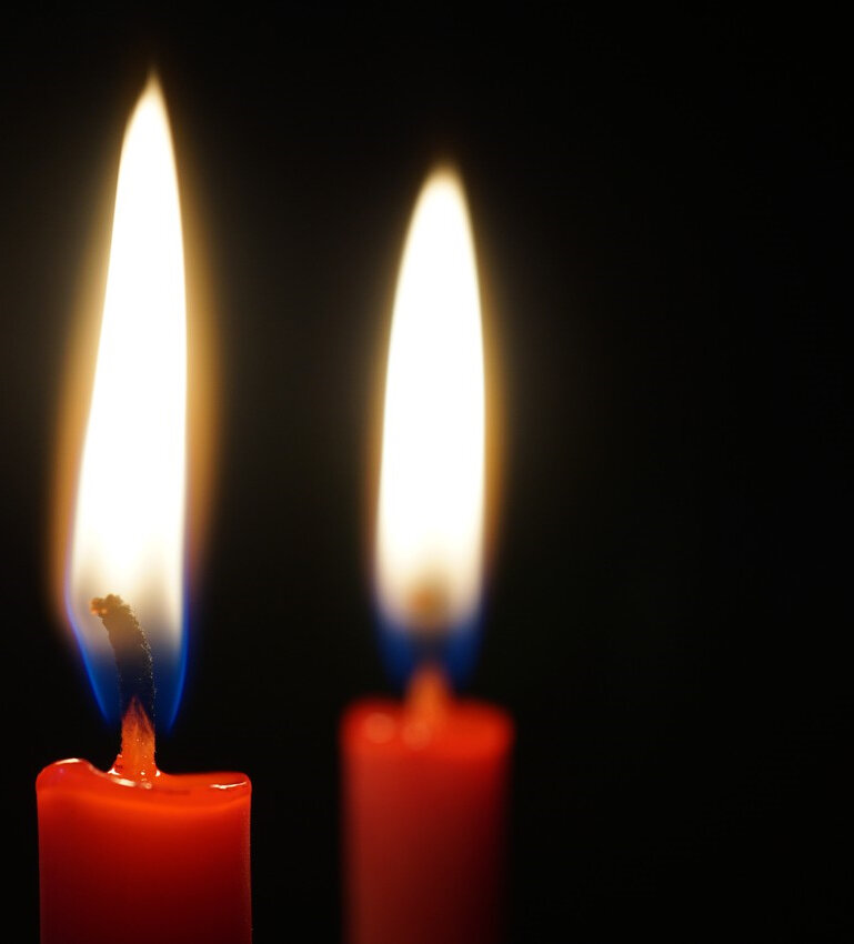 Одновременно зажгли 3 свечи 1. Дарение свечки 2. Две свечи картинки.