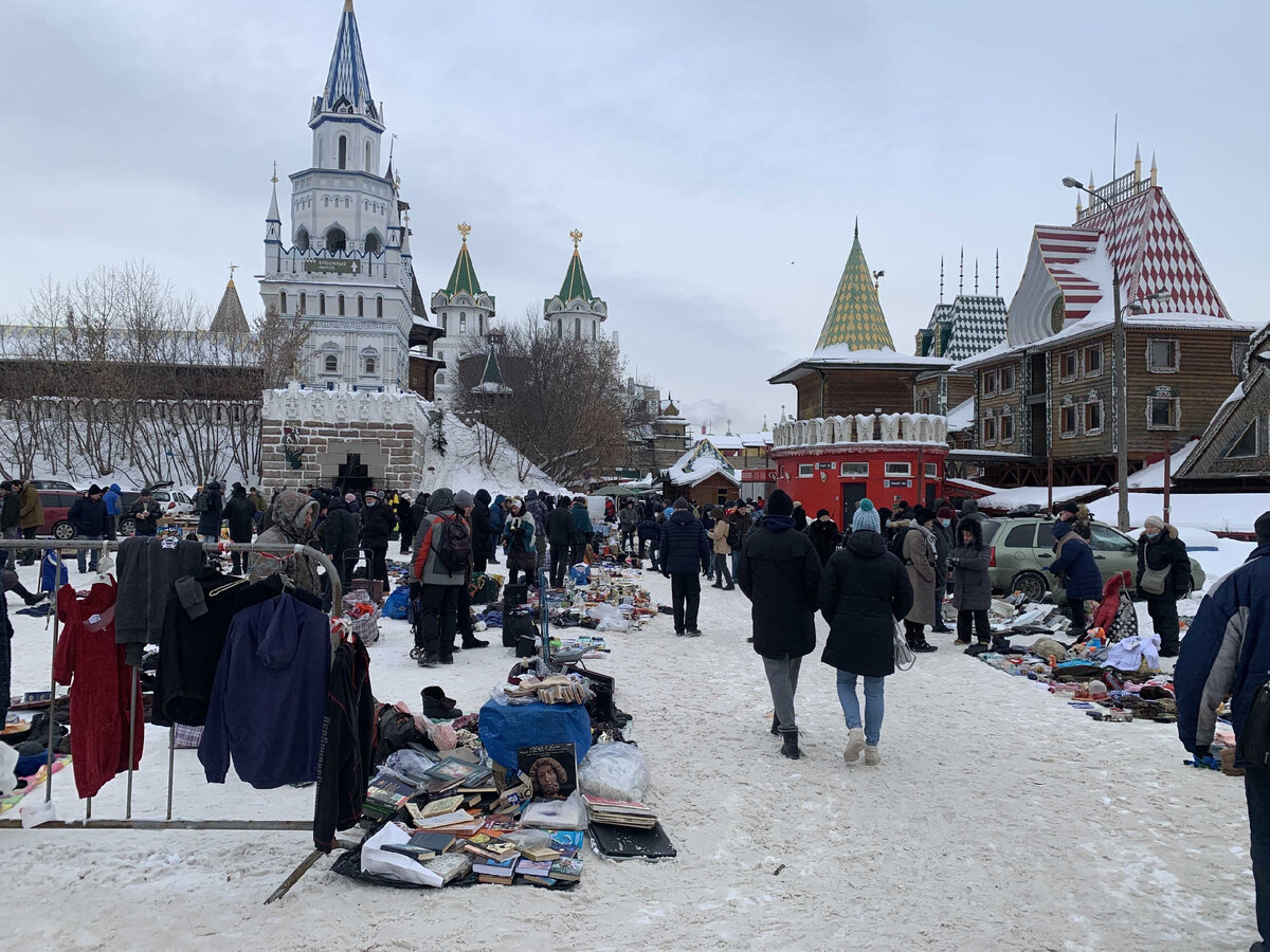 Вход на Вернисаж.