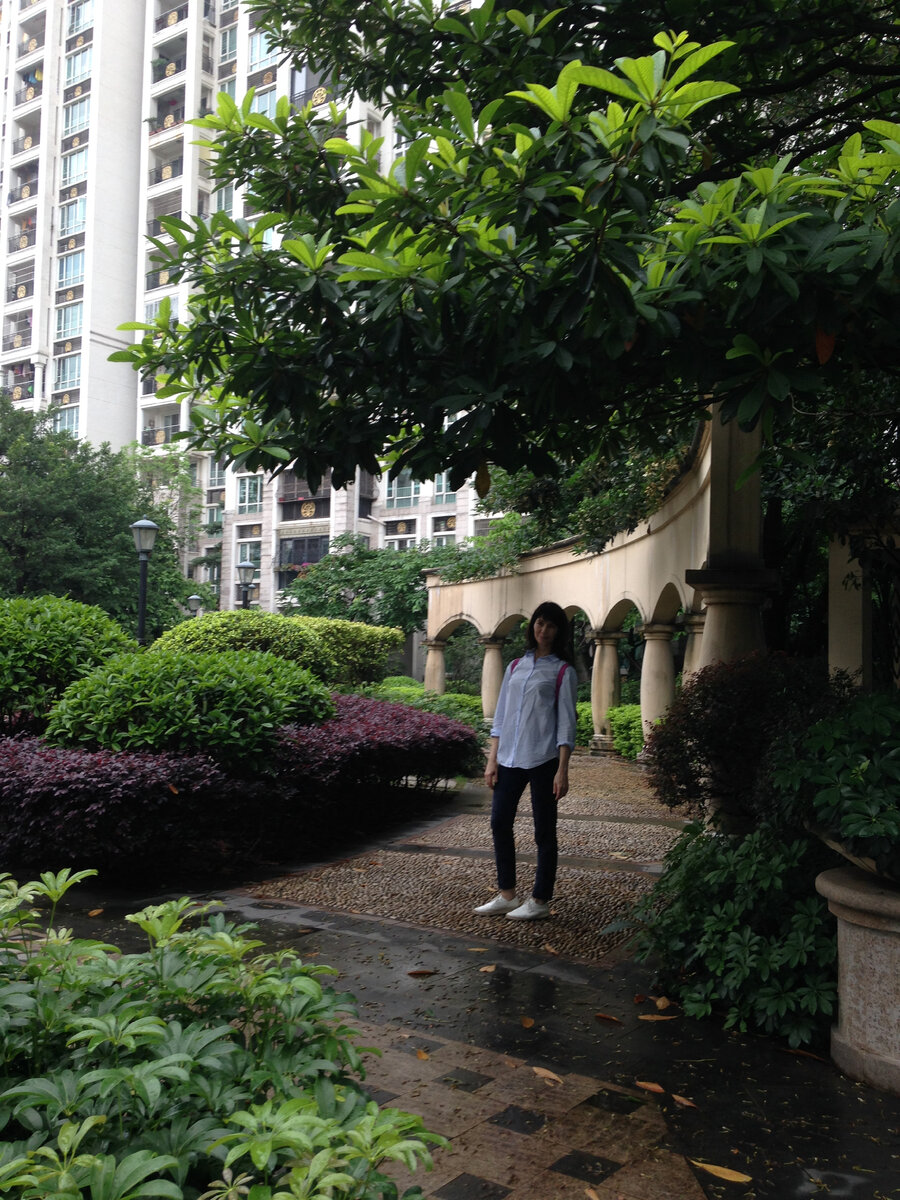 Парк в жилом комплексе с колоннадой