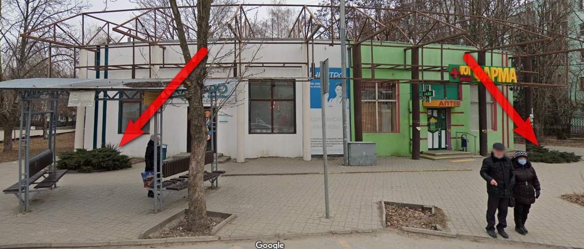Клумбы отмечены стрелками. Где это?