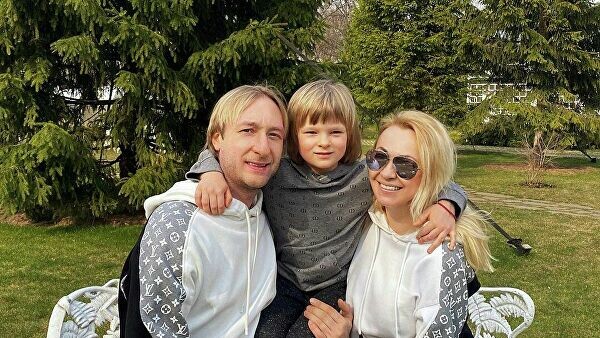    Евгений Плющенко, Александр Плющенко и Яна Рудковская© Фото : Instagram