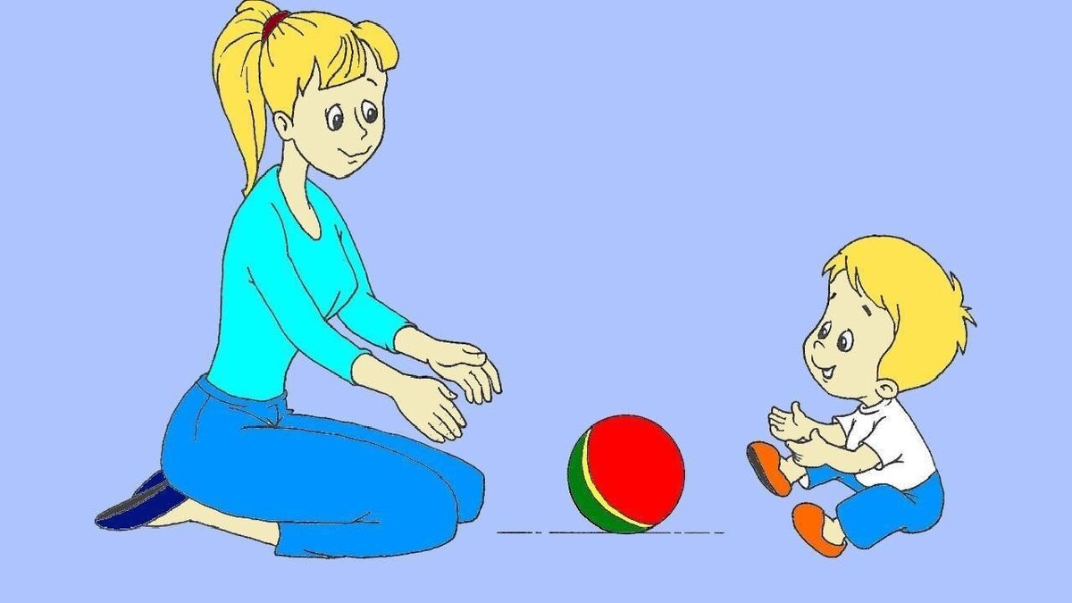 Ребенок играет вместе с мамой с мячик.