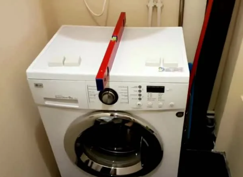 Что случилось стиральной машинкой. Стиралка трясется. Прыгает стиральная машинка. Подставка под стиральную машинку чтобы не прыгала. Чтобы машинка стиральная не прыгала.