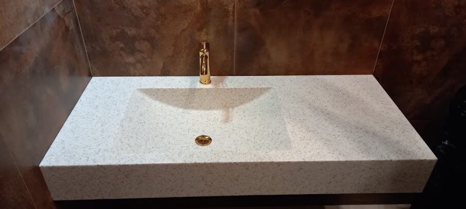 Столешница с раковиной-лодочкой из акрилового камня
