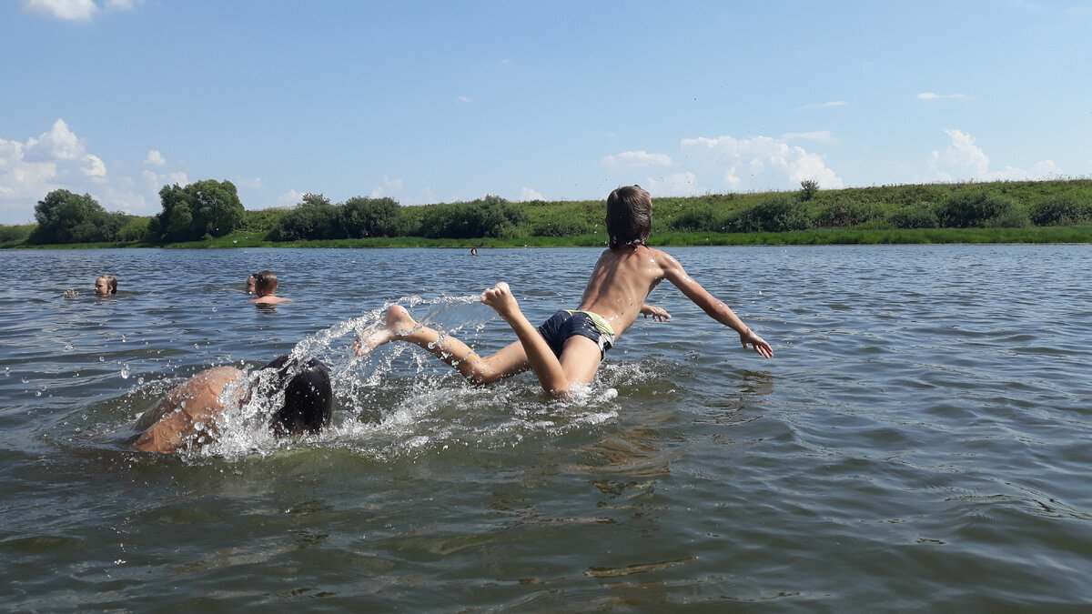 Младший сын жжет. Теперь он полюбил прыгать в воду с плечей младшего. У меня все дети так любят. С папы в основном :) Но младший - только проникся. Восторг. Реально другой человек 