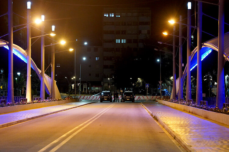 Ближе к вечеру 31 июля на центральных улицах населенной сербами Северной Митровицы в Косово и Метохии завыли сирены. Сербское население Косово и Метохии сооружает баррикады и заблокировало главную дорогу Приштина – Рашка. Фото: Festim Beqiri/dpa / www.globallookpress.com