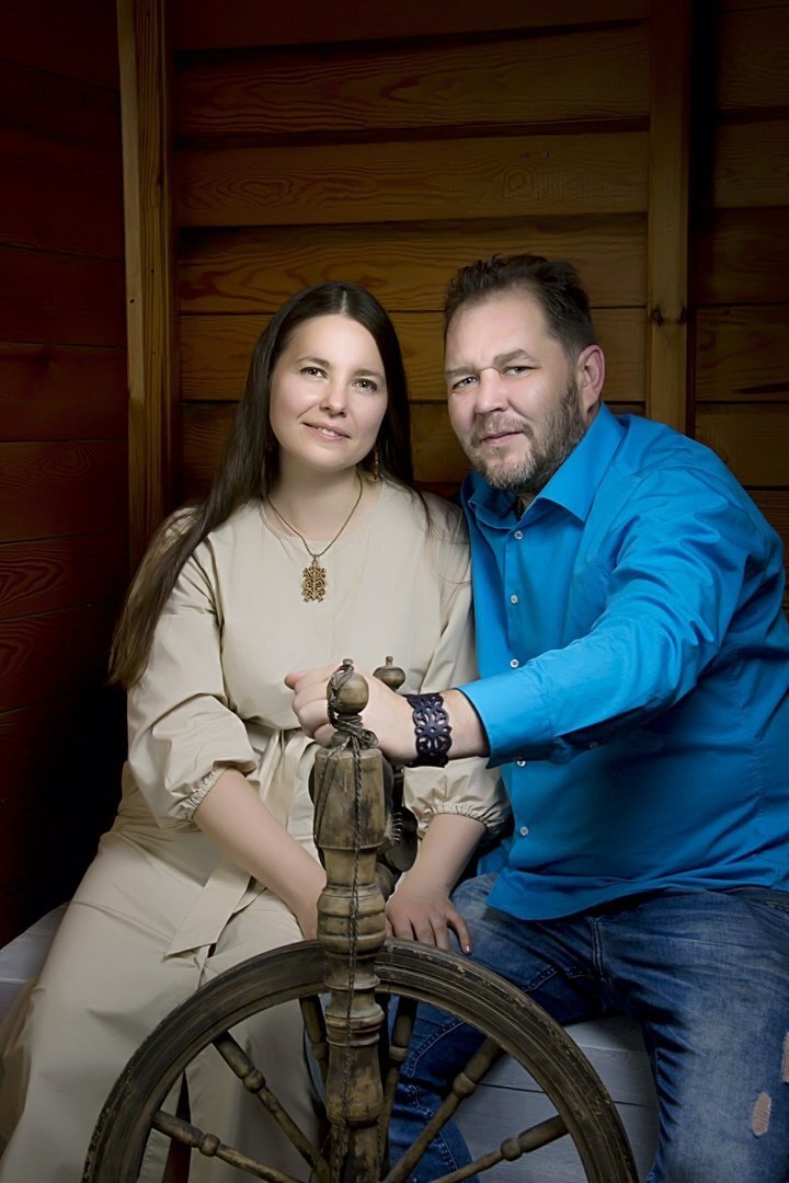 Творческий дуэт Елены и Михаила. Ювелирная коллекция дизайнеров "Деревянное кружево" призвана "рассказать" о красоте старых домов Иркутска   