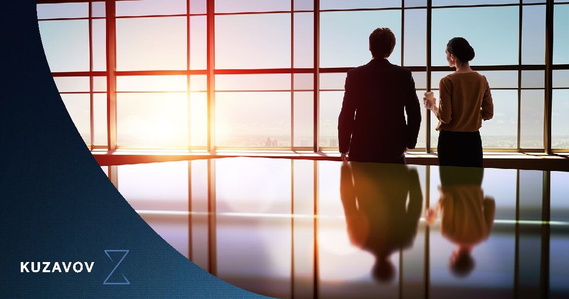 "В одно окно смотрели двое. Один увидел дождь и грязь, Другой — листвы зеленой вязь,
Весну и небо голубое. В одно окно смотрели двое. "