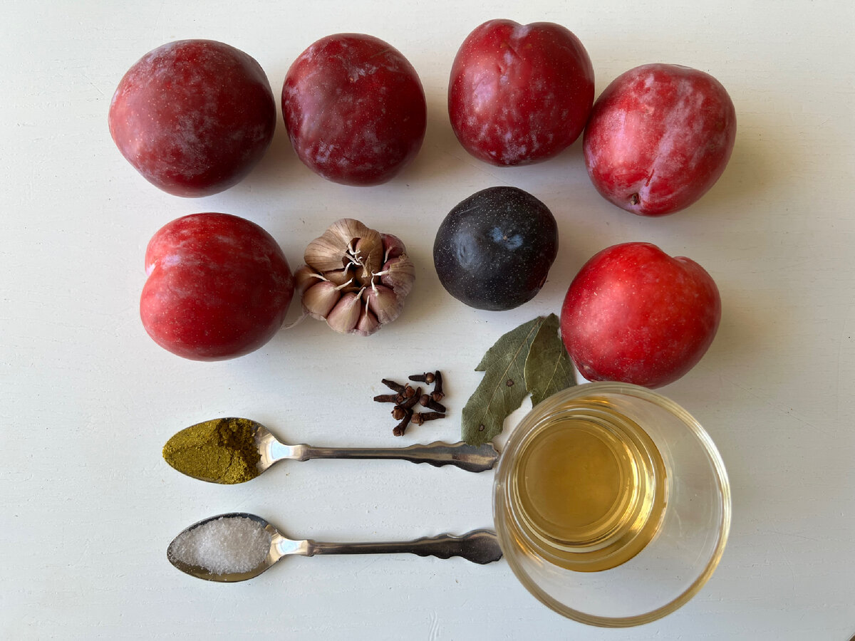 Ингредиенты: слива 500 гр, чеснок 6-8 зуб, яблочный уксус -40 мл, лавровый лист 2 шт, гвоздика 7-8 шт, хмели-сунели 1 ч л, соль 1 ч. л