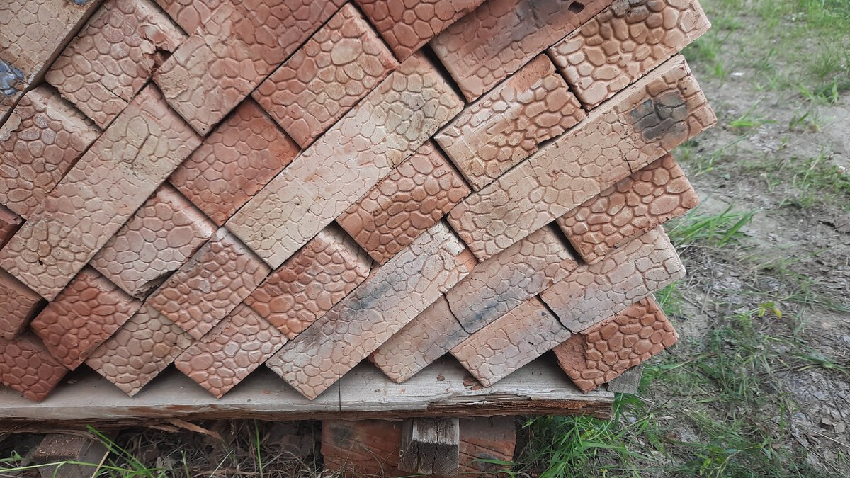 Листайте. Первый кирпич уложен горизонтально, на него вертикально, далее можно