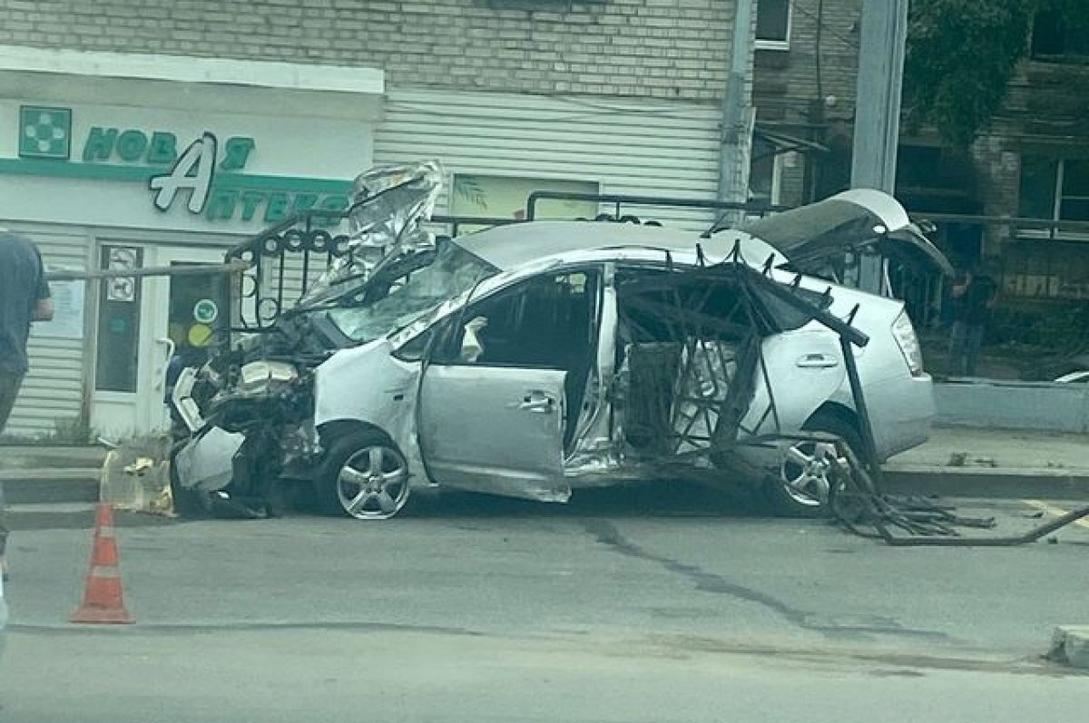    Автомобиль врезался в автобус на остановке в центре Хабаровска
