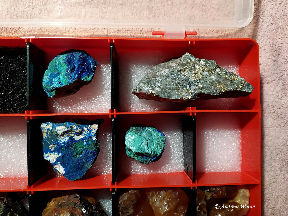 Всего приехало тринадцать камней, но только четыре помещено в коробку с другими образцами. Остальные слишком большие и лежат в обычной картонной коробке