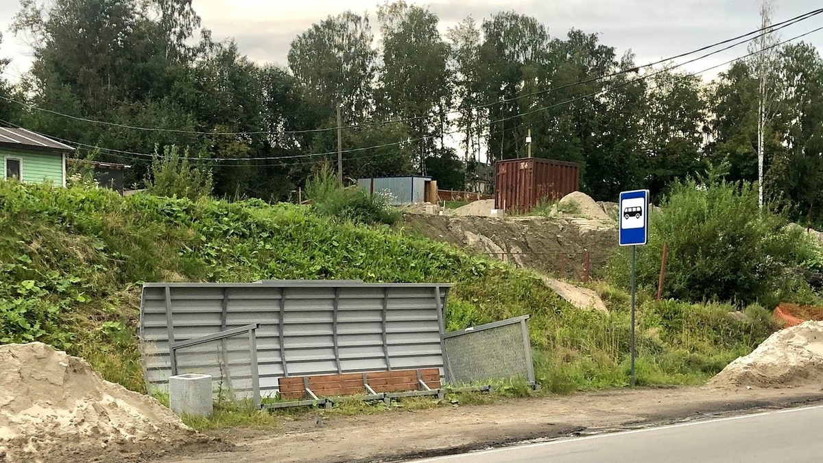     Люди вынуждены сидеть на упавшей конструкции в ожидании автобуса, об этом сообщили в соцсетях.