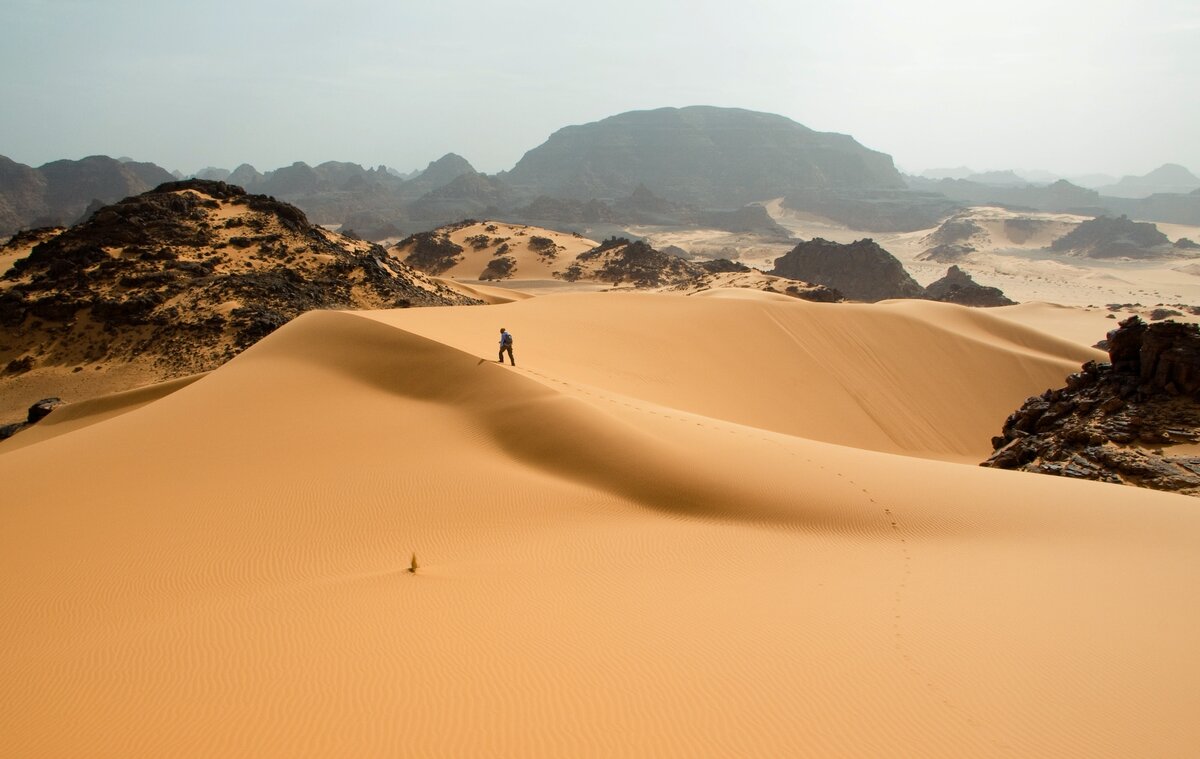 Какова толщина слоя песка в пустынях? Можно ли в нём утонуть ...