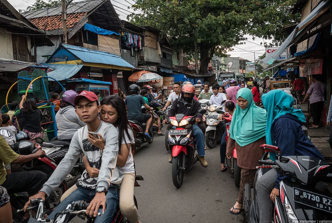 Indonesia jawa. Остров Ява Джакарта. Население явы в Индонезии. Индонезия Джакарта улицы. Остров Ява плотность населения.