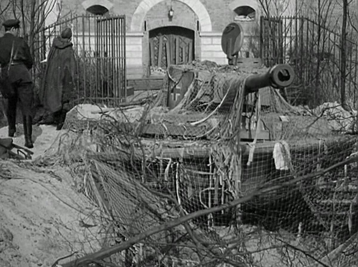 Бутафорский "Тигр" перед крепостью Шпандау. Кадр из фильма