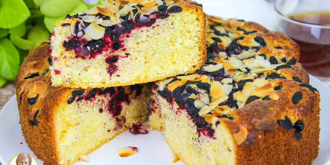 Нежнейший пирог с жимолостью! Для приготовления пирога можно использовать любую ягоду: как свежую, так и замороженную