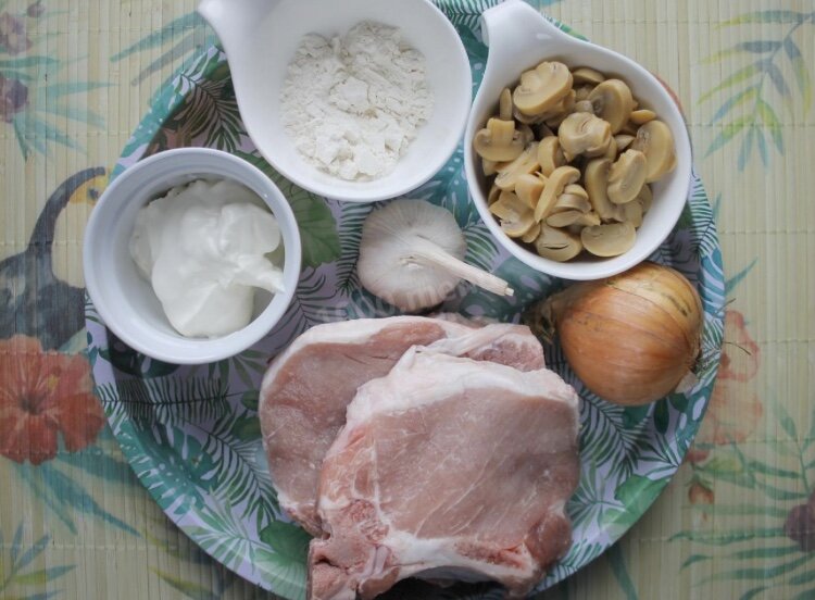 ИНГРЕДИЕНТЫ
Корейка свиная (4 штуки)-1  кг.
Консервированные шампиньоны (или свежие. Можно и другие грибы по вашему вкусу)-170  гр.
Лук (среднего размера)-1  шт.
Чеснок-1  Зубчик
Пшеничная мука-1  столовая ложка
Сметана-3  столовых ложки 
Твёрдый сыр-50  гр.
Растительное масло-2  столовые ложки
Соль по вкусу
Перец черный молотый по вкусу.                        Как сделать мясные рулетики из свинины с начинкой из сыра и грибов в духовке? Подготовьте все необходимые продукты. Для рулетиков я взял четыре кусочка корейки шириной около 2-3 см., можно использовать шейную часть свинины. Шампиньоны подойдут консервированные, либо можно взять свежие грибы.