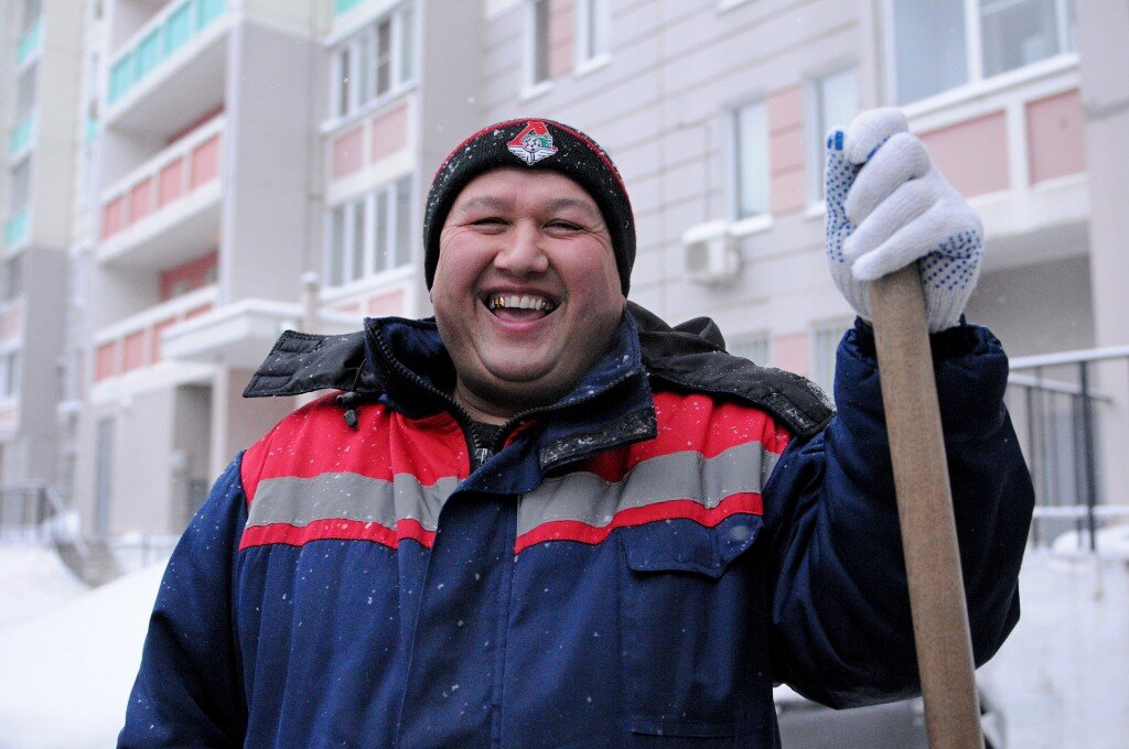 Трудовые мигранты в россии. Таджики в москве. Трудовые мигранты. Мигранты торгуют. 4 гастарбайтера.