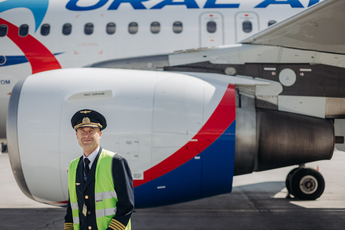 Пилот Евгений Ветлицин перед полётом после осмотра воздушного судна 