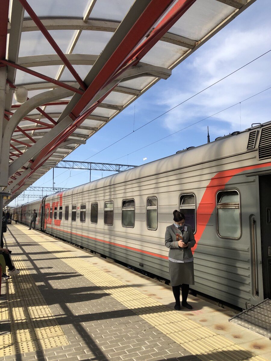 Проводник встречает нас у вагона и очень влияет на впечатление от поездки