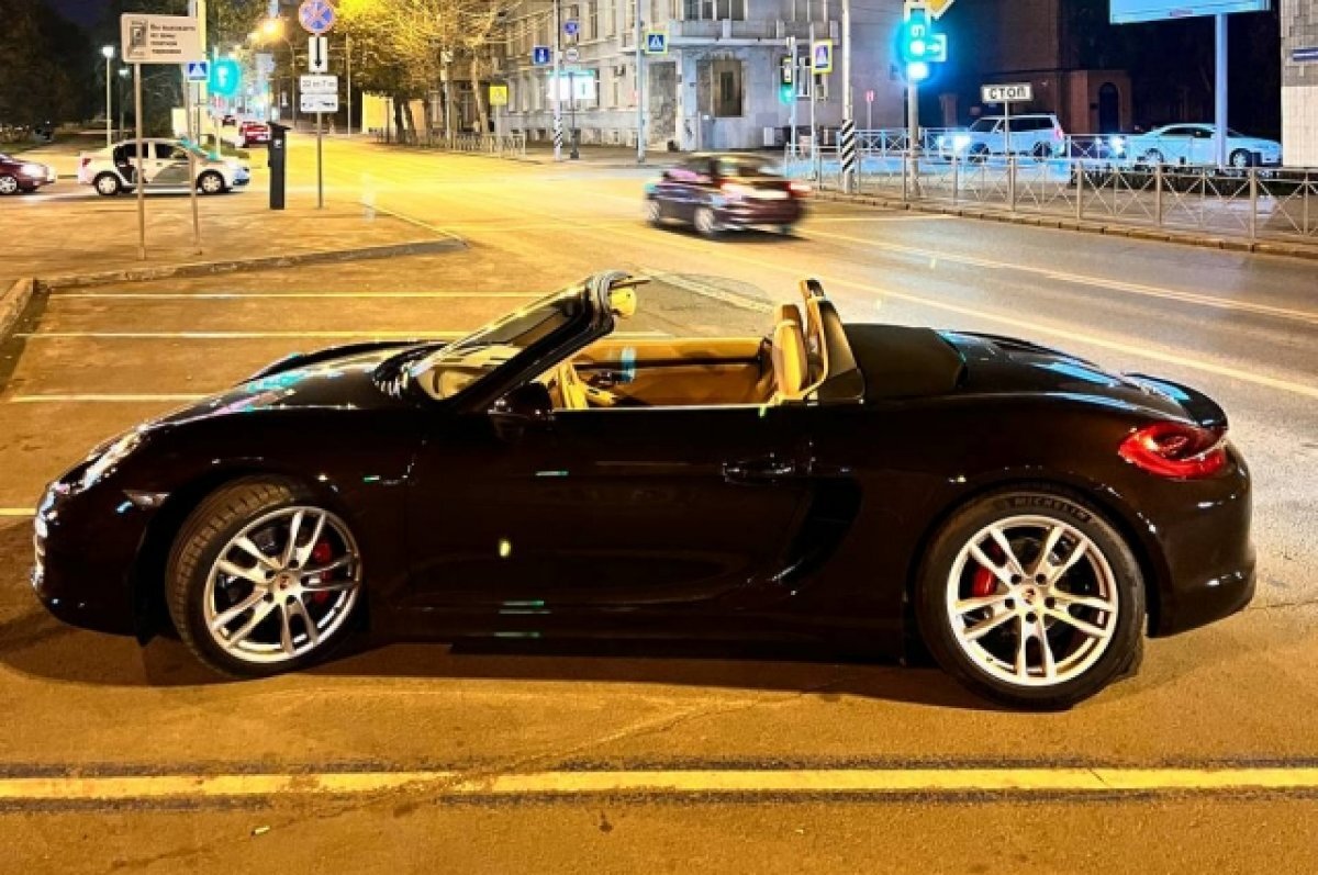   Житель Новосибирска на Porsche влетел в огромную яму в центре города